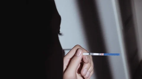 Pregnancy test with posite result Vídeo Stock 99833413