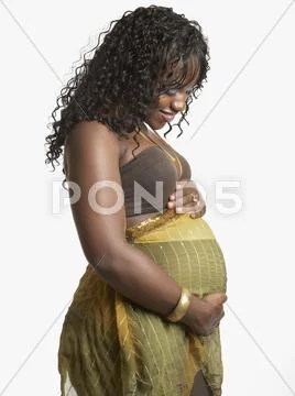 Pregnant African American woman with hands on belly Stock-Fotos