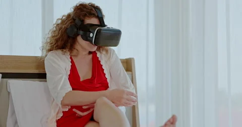 Pregnant Caucasian mother is using virtual reality glasses to watch pregnancy  Video stock 176427889