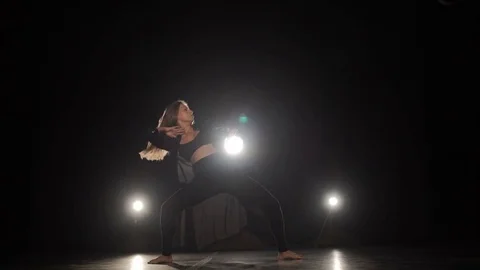 Pregnant dances in a black studio 库存影片 79476339