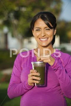 Pregnant Hispanic woman having health drink Stock-Fotos
