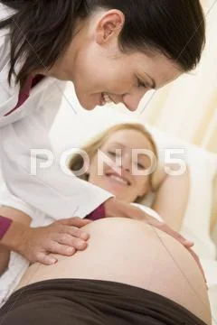 Pregnant woman getting check up from doctor Stock-Fotos