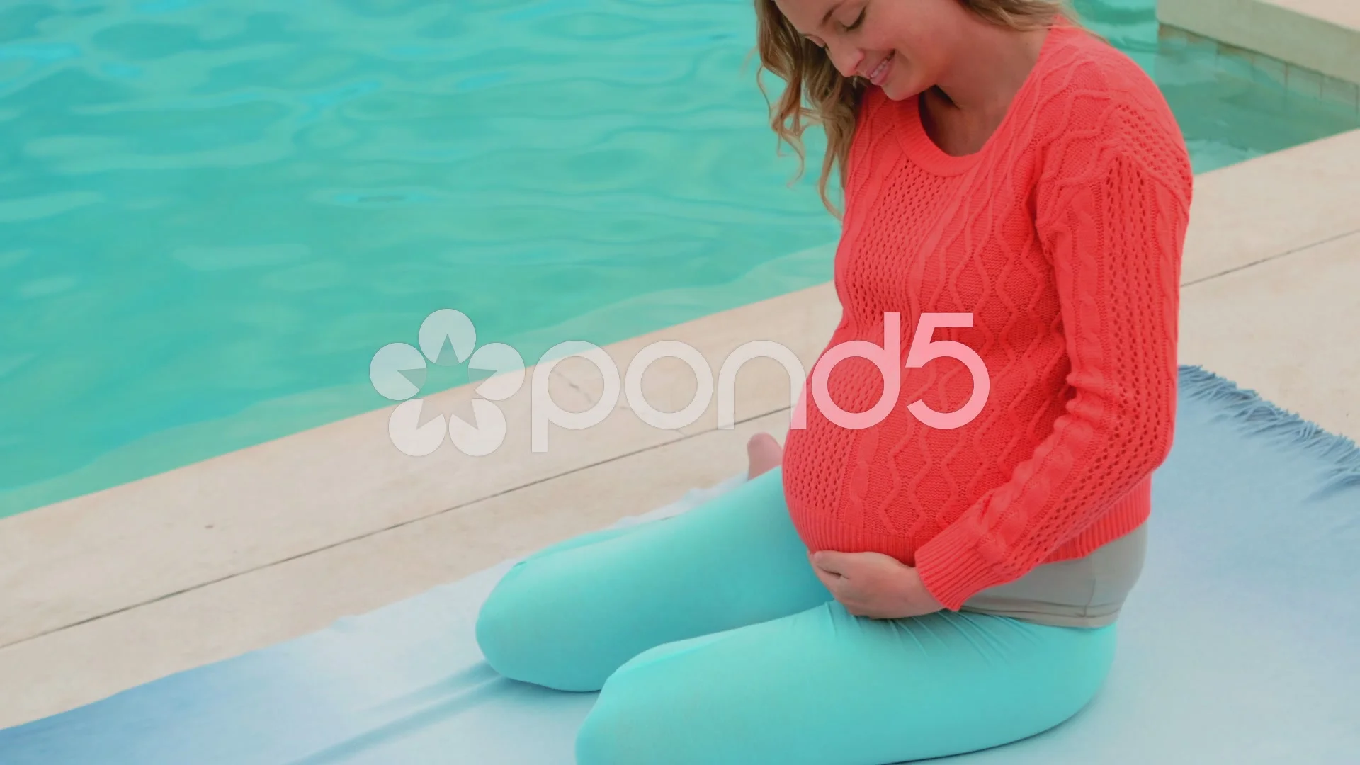 Можно ходить в бассейн беременным. Беременные в аквапарке. Беременные женщины в аквапарке. Беременные в бассейне.