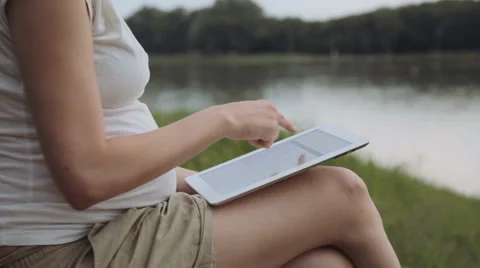 Pregnant woman using tablet pc in park 스톡 동영상 51835981