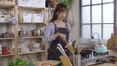 Preheating the pan, pushing back hair 動画素材 149589016