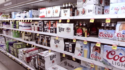 Premium beer selection at grocery store cooler 4k Stockbeeldmateriaal 343054234