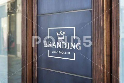 Premium black board logo mockup at store entrance with elegant brand presenta PSD Template