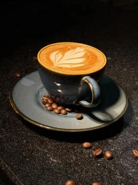 Premium Cafe Concept: Close Up Latte Art Coffee in Ceramic Cup Fotos de archivo
