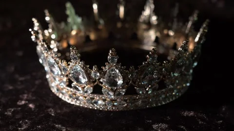 Premium Crystal Crown with Sparkling Reflections. Luxury Concept. Stock Footage 340077384