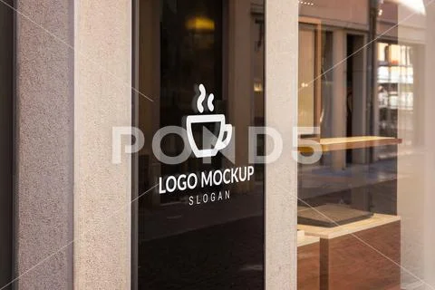 Premium logo mockup on dark reflective entrance sign for cafe or restaurant b PSD Template