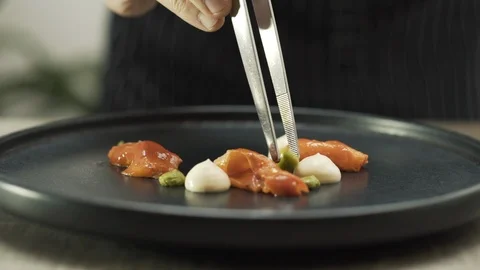 Preparando comida gourmet . Preparing gourmet food Stock Footage 120033344