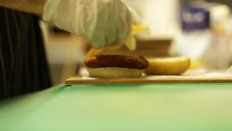 Preparando hamburguesa . Preparing hamburger Stock Footage 102796513