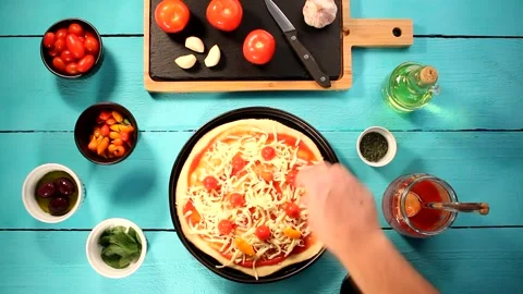 Preparando pizza sobre a mesa de madeira verde Tahiti Stock Footage 140519286