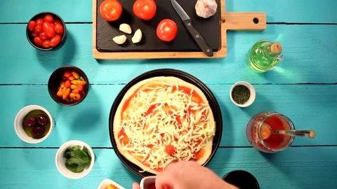 Preparando pizza sobre a mesa de madeira verde Tahiti Stock Footage 140519323