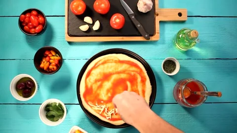 Preparando pizza sobre a mesa de madeira verde Tahiti Stock Footage 140519901
