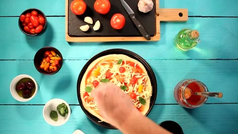 Preparando pizza sobre a mesa de madeira verde Tahiti Stock Footage 140521120