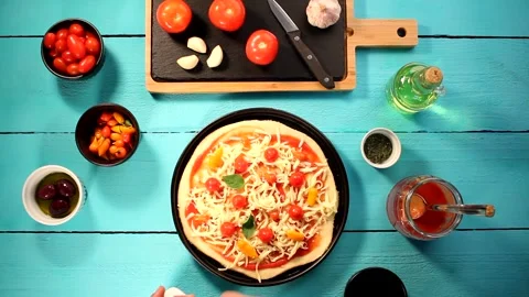 Preparando pizza sobre a mesa de madeira verde Tahiti Stock Footage 140521280