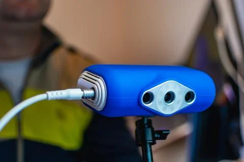 Preparation of a 3d scanner for an object, working the file on a computer t.. Stockfoto's