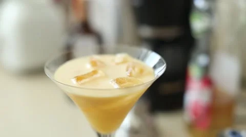 Preparation of alcoholic cocktail 스톡 동영상 57587628