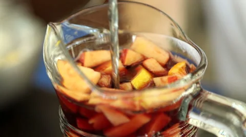 Preparation of alcoholic drinks Sangria 库存影片 64239999