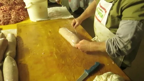 Preparation and binding of salami in a traditional way Vídeo Stock 101324766