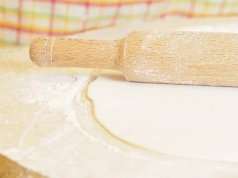 Preparation and rolling of dough made of flour Foto stock