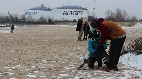 Preparation of the camera operator to the scene on the beach Stock Footage 62727145