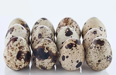 Preparation for the celebration of Easter. A set of quail eggs on a white bac Foto stock