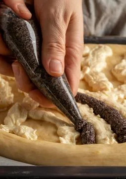 Preparation of Chodsky kolac - creating a pattern using ground poppy seeds an Stock Photos