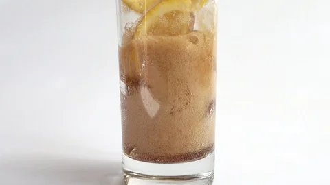 Preparation of coca cola with ice and lemon. 스톡 동영상 129307247
