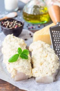 Preparation of cod fillet under cheese, mustard, pepper and cream crust Fotos de archivo