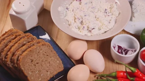 Preparation of cottage cheese for breakfast. Vídeos de archivo 145376243