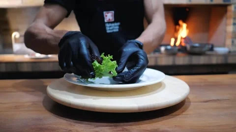 Preparation of the dish for serving on the table 스톡 동영상 221118903