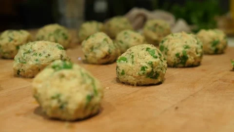 Preparation of dumplings. Row of balls. Tyrolean specialties. 4K 库存影片 172236125
