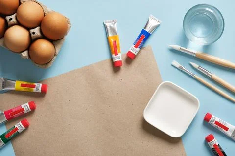 Preparation for Easter celebration. Painting Easter eggs with acrylic pigme.. Foto stock