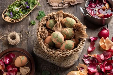 Preparation of Easter eggs for dyeing with onion peels Foto stock