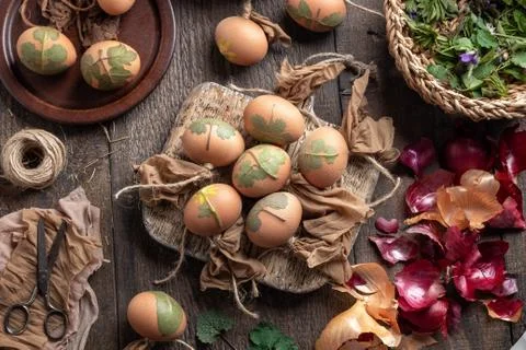 Preparation of Easter eggs for dyeing with onion peels with a pattern of fres Foto stock