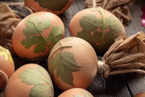 Preparation of Easter eggs for dyeing with onion peels Foto stock