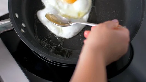 Preparation of eggs in pan 動画素材 108171583