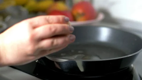 Preparation of eggs in pan 库存影片 108171877