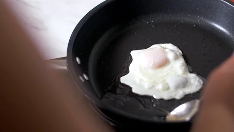 Preparation of eggs in pan Stockbeeldmateriaal 108171954