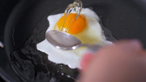 Preparation of eggs in pan 動画素材 108172003