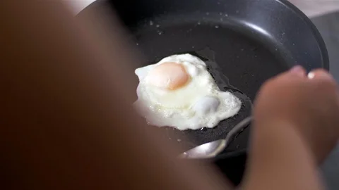 Preparation of eggs in pan 動画素材 108172140