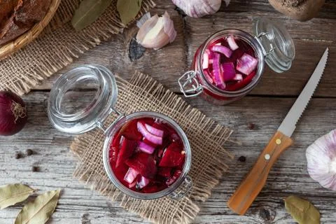 Preparation of fermented beet kvass in two jars Foto stock