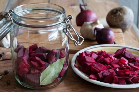 Preparation of fermented beets (beet kvass) in a jar Foto stock
