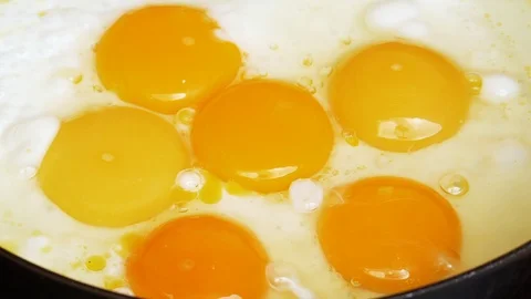 Preparation of the fried eggs in UHD Video stock 112273731