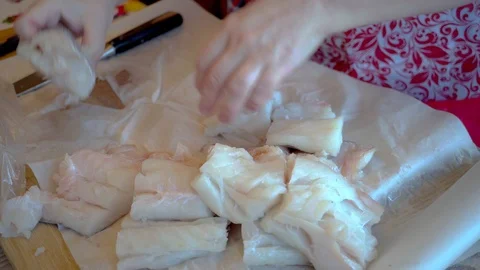Preparation of fried fish in the kitchen Video stock 93215912