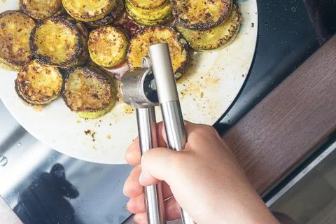 Preparation of fried zucchini Stock-Fotos