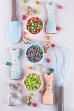Preparation of gingerbread easter cookies. Cookie cutters Foto stock