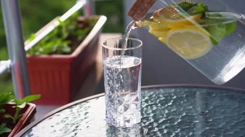 Preparation of homemade lemonade Stock-Footage 284540669